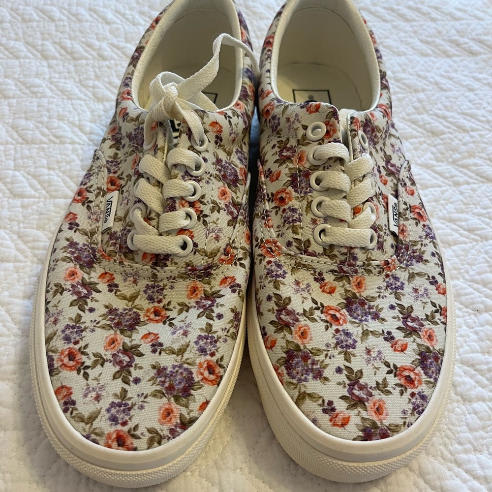 New without box Vans lace shoes W 9.5 floral print